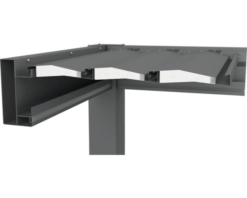 Detailní pohled na terasové zastřešení s kovovými prvky a izolací