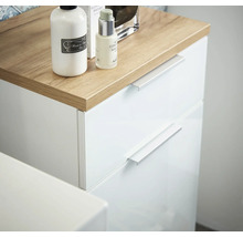 Koupelnový nábytek s bílými zásuvkami a dřevěnou deskou