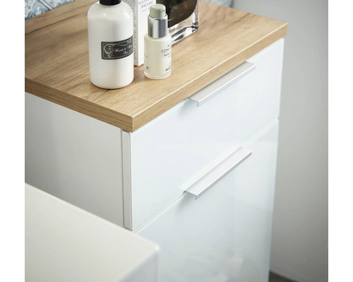 Koupelnový nábytek s bílými zásuvkami a dřevěnou deskou