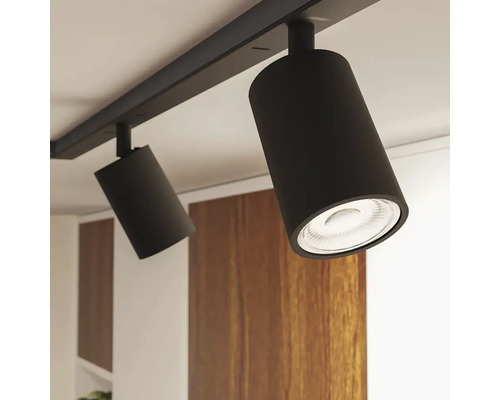 Dvě svítidla na liště jsou připevněna ke stropu.