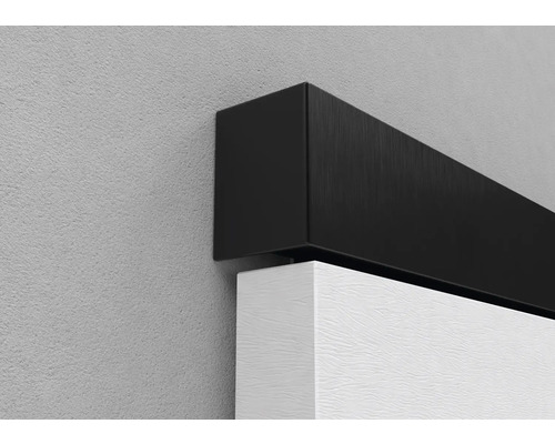 Detail zárubně s bílým dveřním křídlem a černým rámem