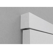 Detailní pohled na bílou zárubeň