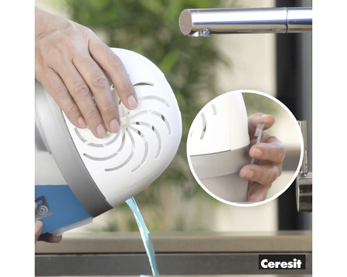 Osoba vyprazdňuje odvlhčovač Ceresit do umyvadla