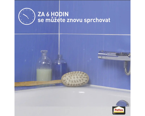 Koupelnová scéna se sprchovým gelem, kartáčem a vodovodní baterií. Logo Pattex.