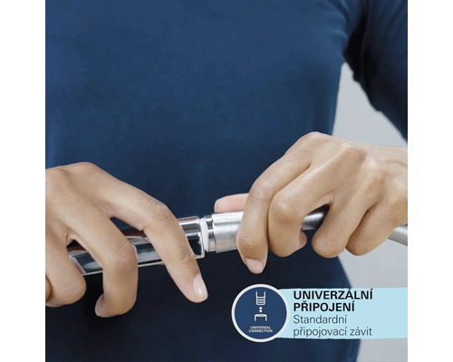 Osoba připojuje sprchovou hadici s univerzálním připojením.