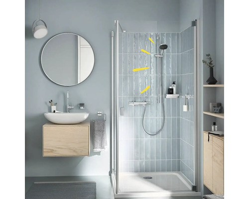 Koupelna se sprchovým koutem, umyvadlem a zrcadlem