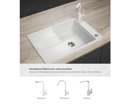 Bílý kuchyňský dřez s vodovodní baterií na pracovní desce