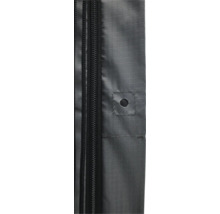 Detailní pohled na zip s vyztuženou tkaninou a očkem