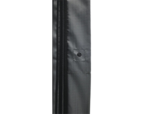 Detailní pohled na zip s vyztuženou tkaninou a očkem