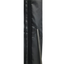 Detailní záběr černé látky se zipem a kovovou tyčí