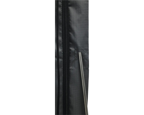 Detailní záběr černé látky se zipem a kovovou tyčí