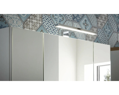 Detailní záběr zrcadlové skříňky s osvětlením v koupelně