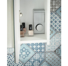 Vnitřní pohled do koupelnové skříňky s lahvičkami laku na nehty a zrcadlovou skříňkou