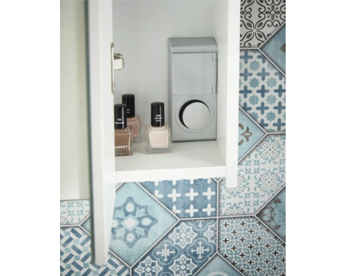 Vnitřní pohled do koupelnové skříňky s lahvičkami laku na nehty a zrcadlovou skříňkou