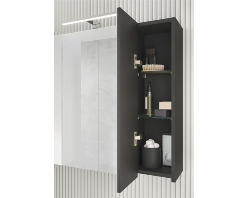 Koupelnová scéna se zrcadlovou skříňkou s otevřenými dveřmi, vybavená skleněnými policemi a různými koupelnovými potřebami.