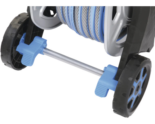 Detail zahradního hadicového vozíku s kolečky a navijákem hadice