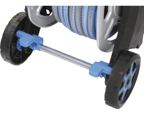 Detailní pohled na hadicový vozík s koly a rukojetí