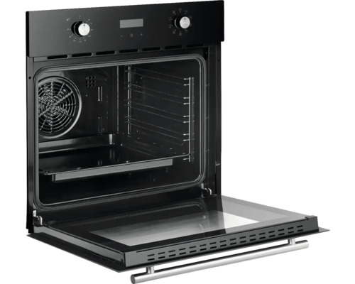 Černá vestavná trouba s otevřenými dvířky, včetně plechu na pečení a ventilátoru.