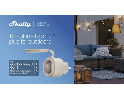 Logo společnosti Shelly. Chytrá zástrčka s certifikací Matter pro venkovní použití, typ F. Terasa s pohovkou a světelným řetězem.