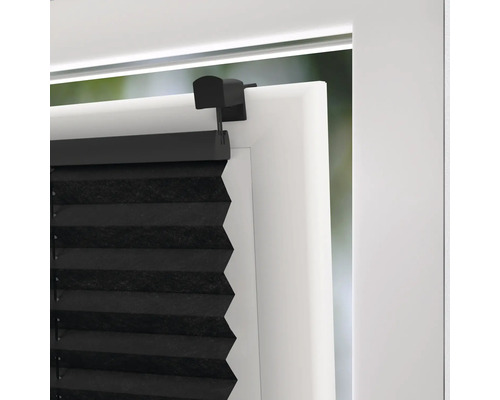 Detailní pohled na černou plisovanou žaluzii na okně