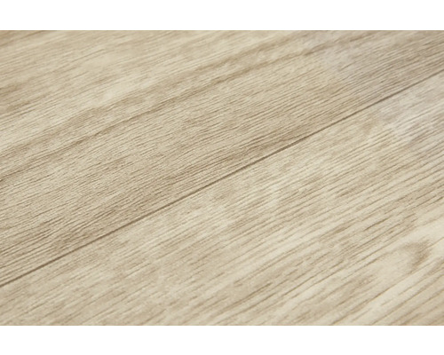 Detail světlé laminátové podlahy s dřevěným vzhledem.