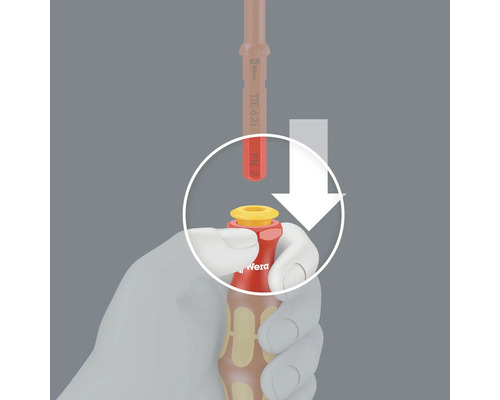 Znázornění vložení šroubováku do držáku bitů od Wera