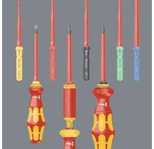 Různé izolované šroubováky Wera s červenými rukojeťmi.