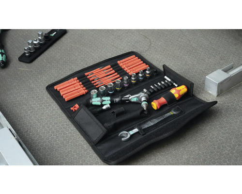 Sada nářadí s nástrčnými klíči, šroubováky a ráčnami v černé brašně