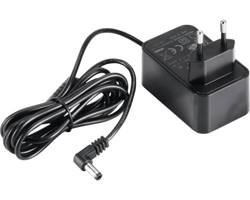 Černý napájecí zdroj se zástrčkou a kabelem