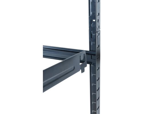 Detailní pohled na kovový regálový systém s upevněním police