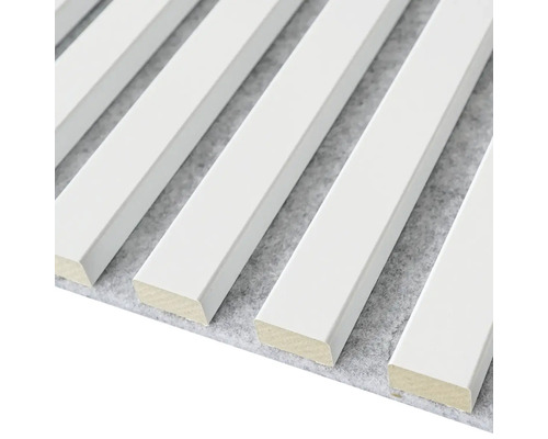 Akustický panel s bílými dřevěnými lamelami na plsti