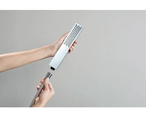 Ruční sprcha se montuje na sprchovou hadici