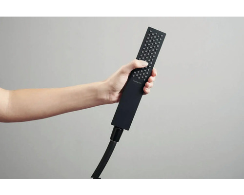 Ruční sprcha s hadicí držená v ruce