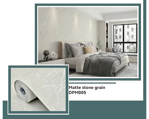 Ložnice s matnou kamennou tapetou a rolí tapety