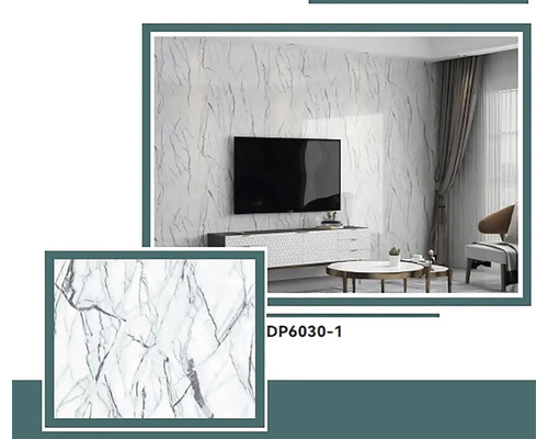 Obývací pokoj s nástěnnými panely v mramorovém vzhledu