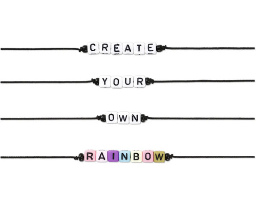 Několik šňůr s korálky tvořící slova Create Your Own Rainbow (Vytvoř si vlastní duhu).