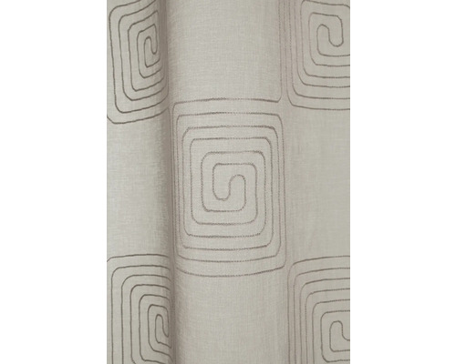 Záclona se čtvercovým vzorem bludiště