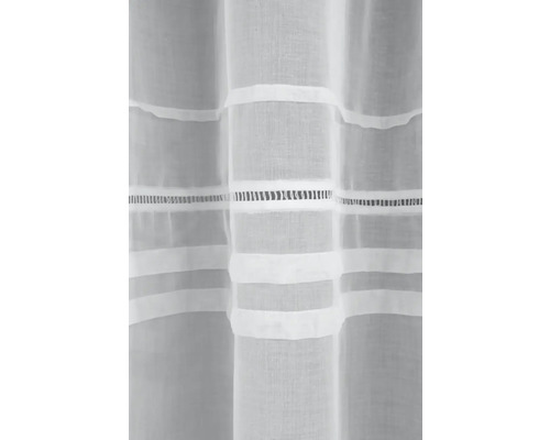 Bílá záclona s proužkovaným vzorem