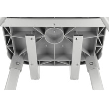 Detailní pohled na židli s nohama a výztuhami