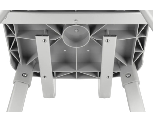 Detailní pohled na židli s nohama a výztuhami