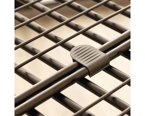 Detail kovové police s spojovacím prvkem