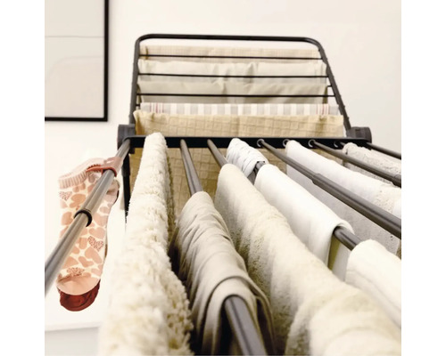 Sušák na prádlo s prádlem k sušení