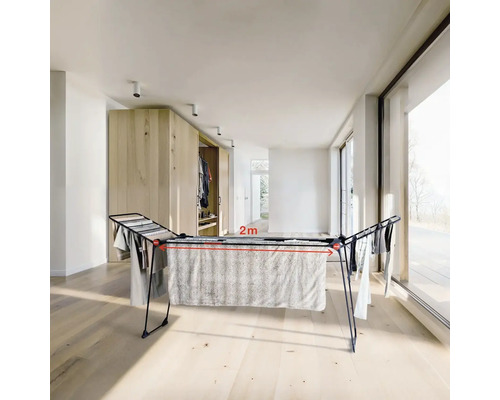 Sušák na prádlo o délce dva metry ve světlé místnosti