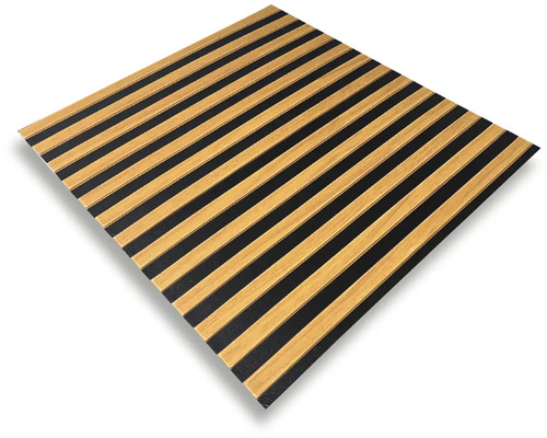 Dřevěný panel s pruhovaným vzorem pro dekoraci stěn