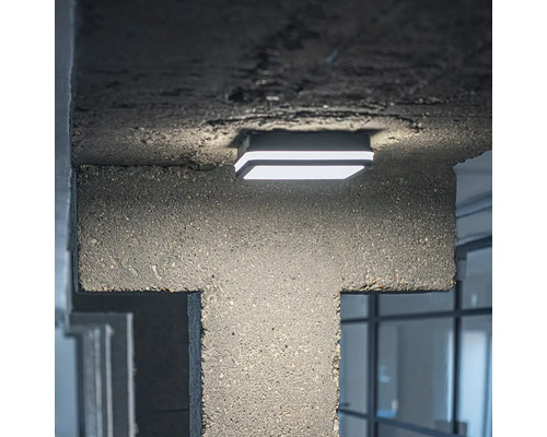 Čtvercové stropní svítidlo na betonovém pilíři