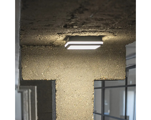 Přisazené svítidlo na betonovém sloupu