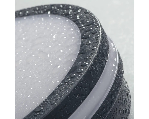 Detail kulatého LED stropního svítidla s kapkami vody