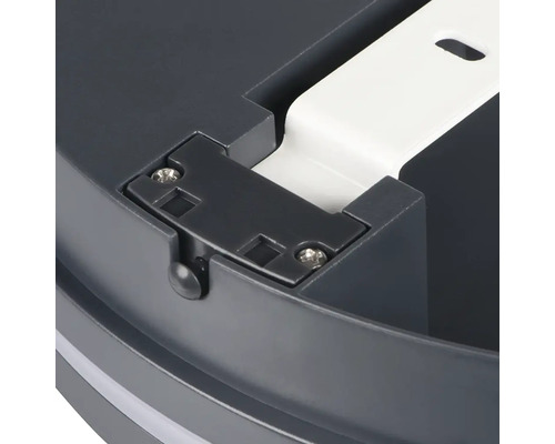 Detailní pohled na šedého robota s bílou rukojetí