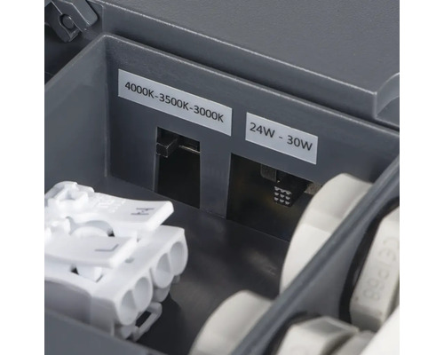 Detail lampy s informacemi o teplotě chromatičnosti a výkonu