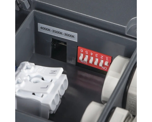 Detail pohledu na připojovací krabici s přepínačem pro volbu teploty barev a svorkou